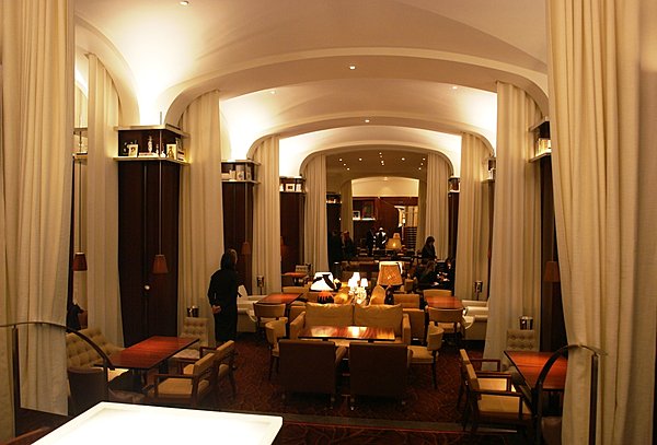Colonnes enfilades dans le lobby