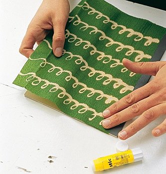 Coller le papier sur le cahier