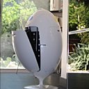 Contemporaine dans une cuisine avec son compacteur pour écraser les emballages