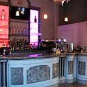 Le bar tout en élégance qui donne le ton dès votre entrée