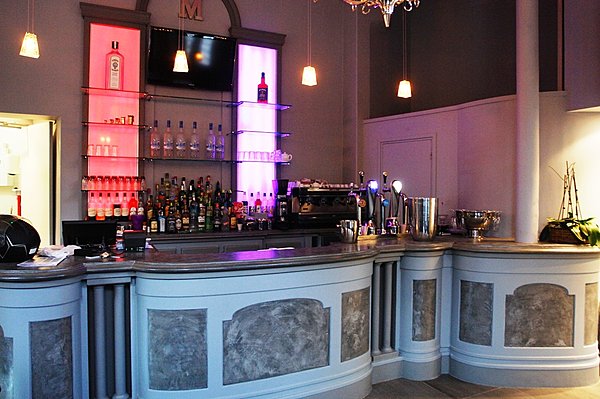 Le bar tout en élégance qui donne le ton dès votre entrée