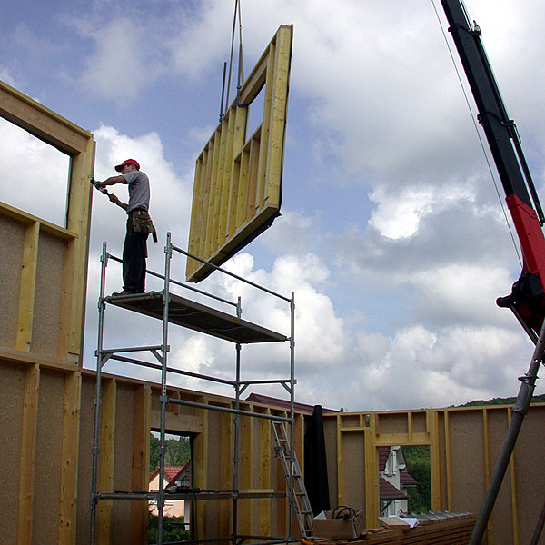 Une grue et beaucoup d'huile de coude suffisent pour le chantier