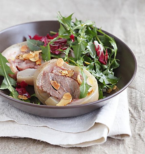 Salade de tête de veau et pissenlits aux amandes