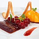 Et en dessert, les 4 Pom en gelée superposées, mini-poires pochées dans le Pom-Grenade, sorbet Pom-Cerise et vanille bourbon Et en dessert, les 4 Pom en gelée superposées, mini-poires pochées dans le Pom-Grenade, sorbet Pom-Cerise et vanille bourbon