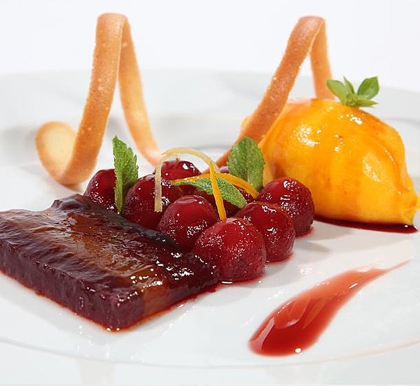 Et en dessert, les 4 Pom en gelée superposées, mini-poires pochées dans le Pom-Grenade, sorbet Pom-Cerise et vanille bourbon