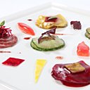 En entrée: ravioles de concombre marinées Pom-Cerise, compotée d'oignons doux Pom-Mangue et vinaigrette Pom-Myrtille En entrée: ravioles de concombre marinées Pom-Cerise, compotée d'oignons doux Pom-Mangue et vinaigrette Pom-Myrtille
