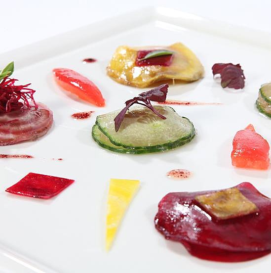 En entrée: ravioles de concombre marinées Pom-Cerise, compotée d'oignons doux Pom-Mangue et vinaigrette Pom-Myrtille