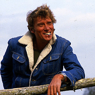 Clope au bec, moumoute au torse