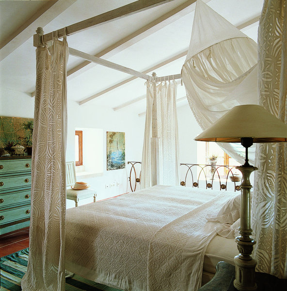 Baldaquin et moustiquaire: un air de vacances à Majorque
