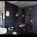 Ardoise noir, murs blancs et chrome. Casques Starck chez Duravit, robinets Xess chez Saneurop