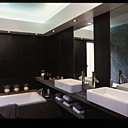 Ardoise noir, murs blancs et chrome. Casques Starck chez Duravit, robinets Xess chez Saneurop