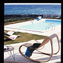 Le mobilier extérieur en osier clair ou en teck adoucit la dualité du noir et du blanc