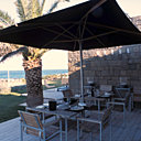 Sur les terrasses, le grand parasol noir répond au sol en mélèze blanchi donnant un aspect de bois lavé