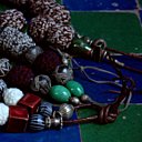 Perles anciennes, en laine et liens de cuir.