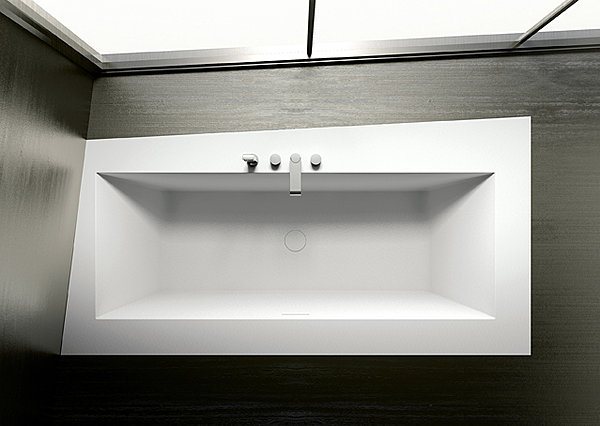 Grâce au Duralight, cette baignoire peut être réalisée sur mesure dans toutes les formes et dimensions. La taille de la coque interne est toujours la même alors que le tablier extérieur est modelé en fonction des envies. Hydromassage en option. Baignoire Paper de Teuco chez Bains&Déco.