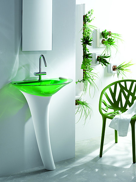 Evocation de la nature avec cette vasque montée sur un pied en Solid Surface. La vasque est disponible dans 11 finitions de résine translucide. L 66 x P 39 x H 97 cm. Ylang. Decotec.