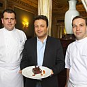 Le couturier Zuhair Murad avec les chefs pâtissiers du Café de la Paix