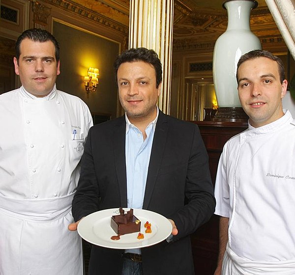 Le couturier Zuhair Murad avec les chefs pâtissiers du Café de la Paix