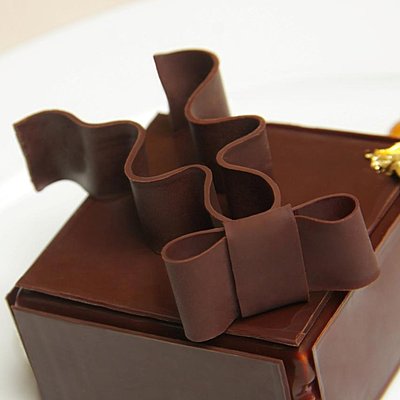 Eélgant et féminin, le Noeud d'amour au chocolat: tout un programme !