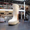 Telle une botte de 7 lieues, la botte géante entre chez Merci