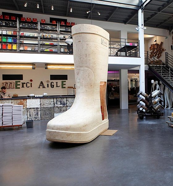 Telle une botte de 7 lieues, la botte géante entre chez Merci