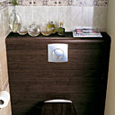 Le bâti support des WC suspendus est habillé d’un panneau en stratifié wengé. Univers. Lapeyre.