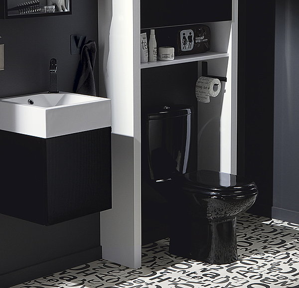 L’ambiance masculine est ici tempérée par le sol en PVC à motifs blancs et noirs. Leroy Merlin.