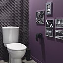 Pour des petits coins très personnels, un mur est habillé de papier peint, l’autre de peinture et de photos souvenirs. Leroy Merlin.