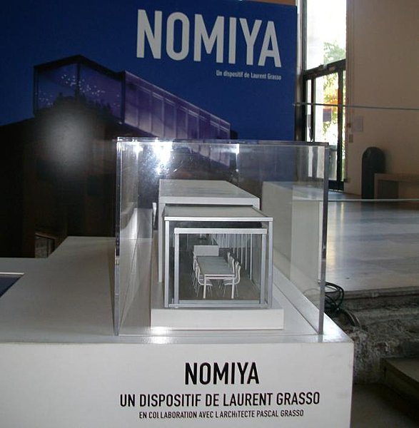 Le Nomiya 12 couverts dans une boîte en verre