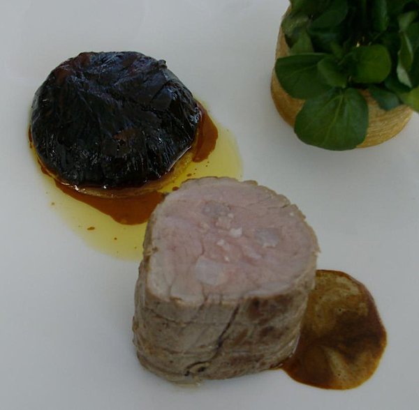 uasi de veau de lait sauce caramel amer et tatin d'endives