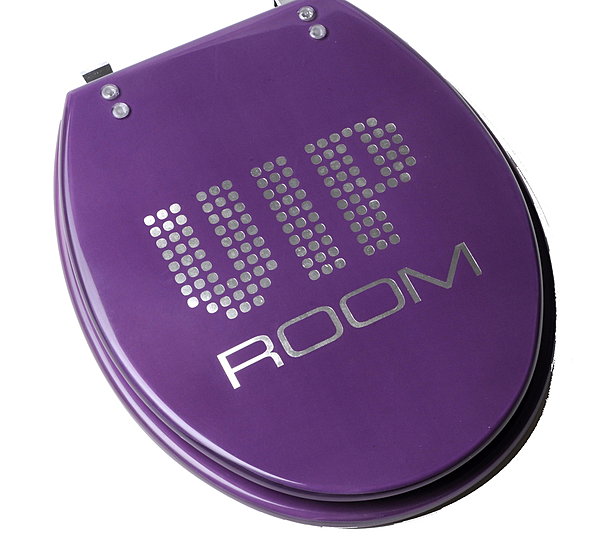 Il brille cet abattant en PVC. Point WC.