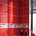 Pour égayer une salle de bains, rien de mieux qu’un mariage entre un carrelage uni et une frise façon pop. Art Colour. Castorama.