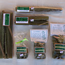 Une racine longue, fine, métamorphosée en une confiserie sous la forme d'un bâton cannelé d'un vert translucide...