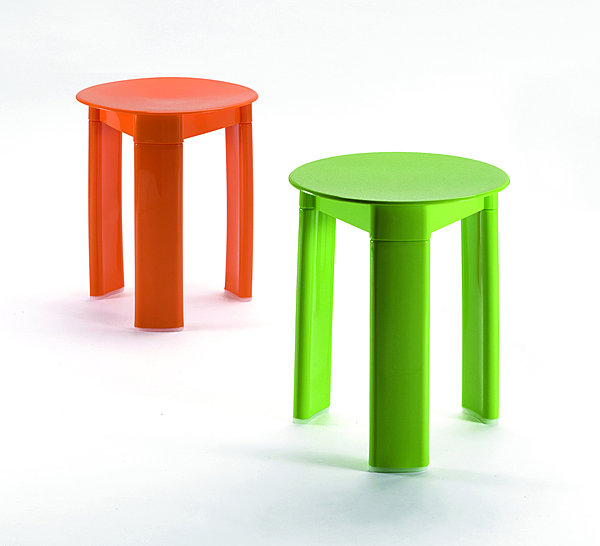 Toujours pratique, le tabouret rond à 3 pieds. En thermoplastique. H 40 x diamètre 33 cm. Trio. Cédeo.