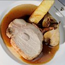 Longe de cochon piquée au lard de Colonata, pomme Anna, poire beurrée-Hardy caramélisée