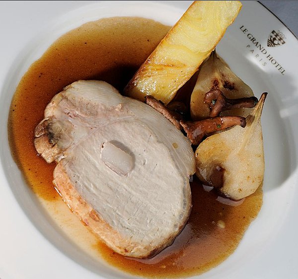 Longe de cochon piquée au lard de Colonata, pomme Anna, poire beurrée-Hardy caramélisée