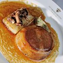 Selle d'agneau cloutée au ris de veau, pomme Darphin, girolles, échalotes confites