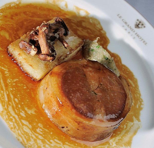 Selle d'agneau cloutée au ris de veau, pomme Darphin, girolles, échalotes confites