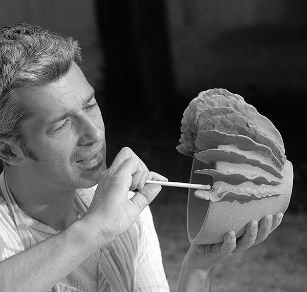 Pierre Aulas modèle la terre pour en faire un raku