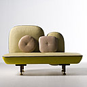 Canapé « My beautiful  backside » de N. Doshi et J. Levien pour Moroso. Assise en bois recouvert de mousse polyuréthane et dossier à structure acier, le tout recouvert d'un tissu en laine, pieds en noyer et métal finition laiton. 7 492 € chez Madeindesign