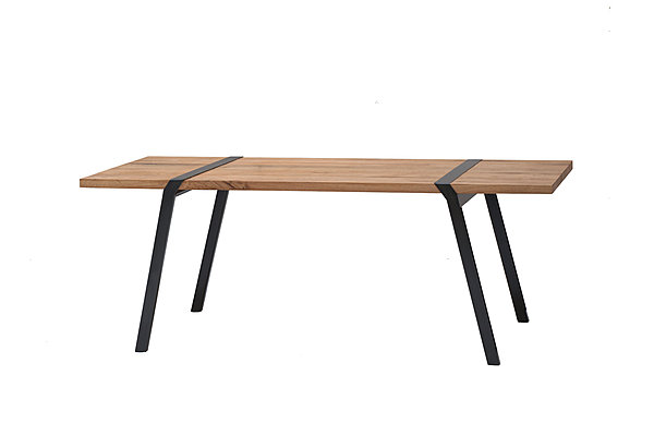 Table « PI » de Roderick Fry pour Moaroom. Plateau en chêne massif sur piètement en acier laqué noir démontable. 1 980 € chez Madeindesign.com