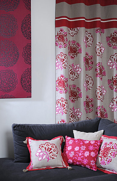 Tissus, coussins et double rideau de la collection Dominique Piquier pour les Olivades. Etoffe.com