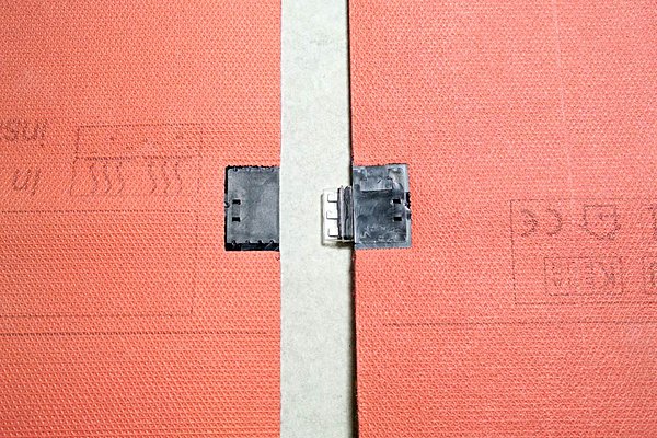 Un chauffage au sol facile à mettre en oeuvre  les tapis Devidry Clip and Plug de Danfoss se clipsent les uns aux autres en un tournemain.