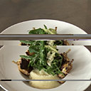 Préparation croustillante et relevée : des ailerons de volaille poêlés et enduits de moutarde, servis avec une purée de céleri.