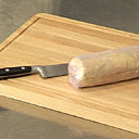 Lobe de foie gras de canard entier, déveiné puis enveloppé d'un torchon et poché dans l'eau.
