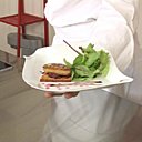 Une entrée originale à base d'oignons 'compotés' avec de la grenadine, accompagnés d'une tranche de pain d'épice toastée et d'une escalope de foie gras.