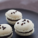 Un macaron tout en chocolat : les coques au chocolat sont garnies d'une ganache au chocolat noir.