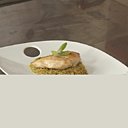 Quinoa cuit à l'étuvée, assaisonné de curry et de fromage râpé et servi avec un filet de poulet rôti à la poêle.
