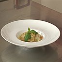 Ravioles de chair de crabe aux fines herbes, garnies de mozzarella et servies dans un bouillon à base de poireaux et de vin blanc.