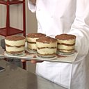 Le vrai tiramisu, présenté en verrine individuelle.